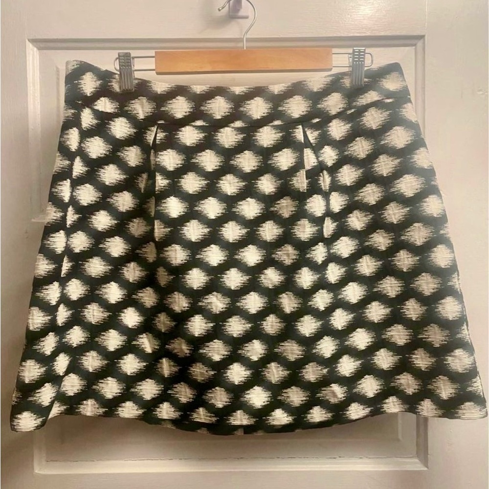Banana Republic Women's Black and White skirt, size 14